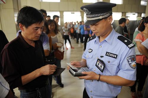 火車(chē)站民警使用神思SS628-500B手持身份證閱讀器核驗(yàn)身份
